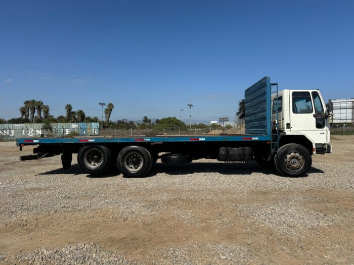 1998  Camión Ford Cargo 1722 con carroceria plana - Imagen 3