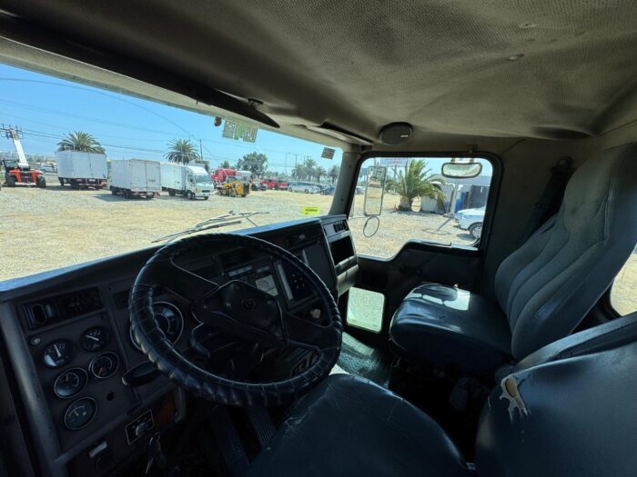 2005 Camión Kenworth T300 Con Pluma Pequeña Hiab y carrocería barandas. Automático - Imagen 2
