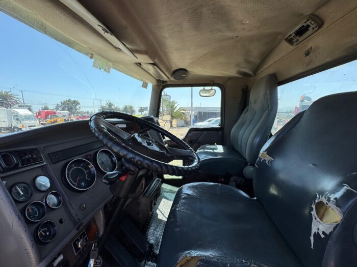 2005 Camión Kenworth T300 Con Pluma Pequeña Hiab y carrocería barandas. Automático - Imagen 3