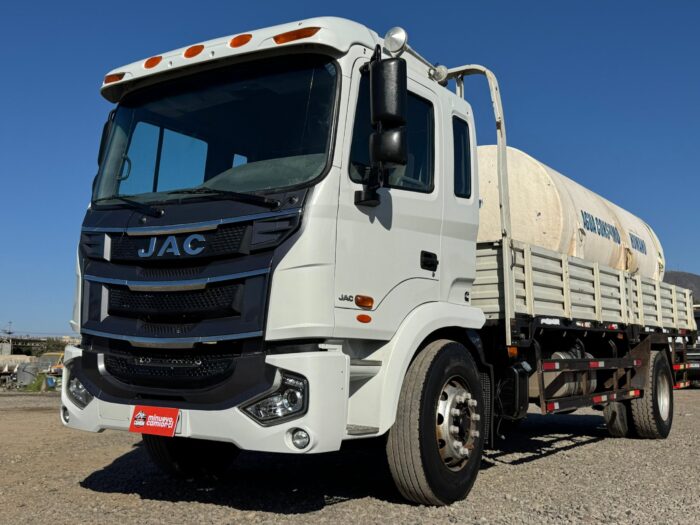 2020 Camión JAC Runner HFC 1135 Carrocería plana con estanque 10.000 lts - Imagen 4