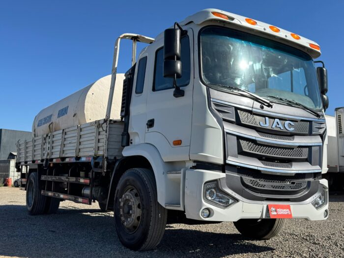 2020 Camión JAC Runner HFC 1135 Carrocería plana con estanque 10.000 lts - Imagen 13