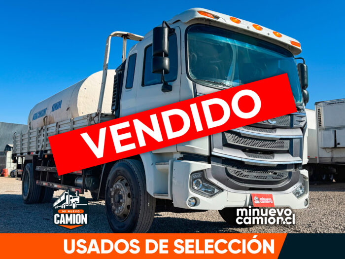 2020 Camión JAC Runner HFC 1135 Carrocería plana con estanque 10.000 lts