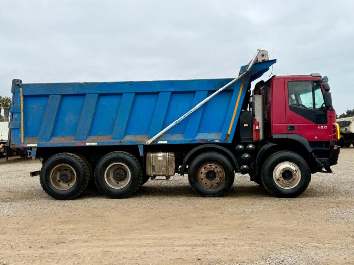 2011 Camión IVECO Trakker AD 410T42H 8x4 Tolva 20m3 - Imagen 2