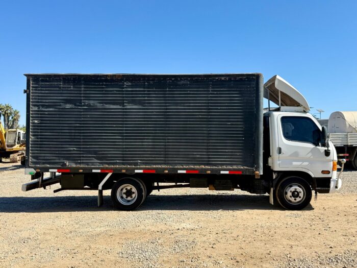 2008 Camión Hyundai HD 78 STD con carrocería furgón con capacidad para 8.000 kgs - Imagen 6