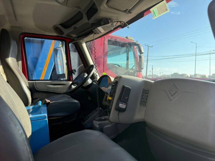 2017 Camión Pluma International 7600 con Pluma Hiab XS 477 EP-5 Hiduo para 8.300 Kgs con carrocería barandas. - Imagen 3