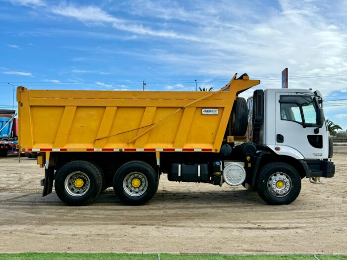 2020 Camión Ford Cargo 3133 Tolva 15m3 con encarpe - Excelente Estado - Imagen 4