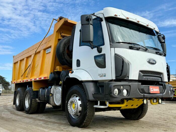 2020 Camión Ford Cargo 3133 Tolva 15m3 con encarpe - Excelente Estado - Imagen 2