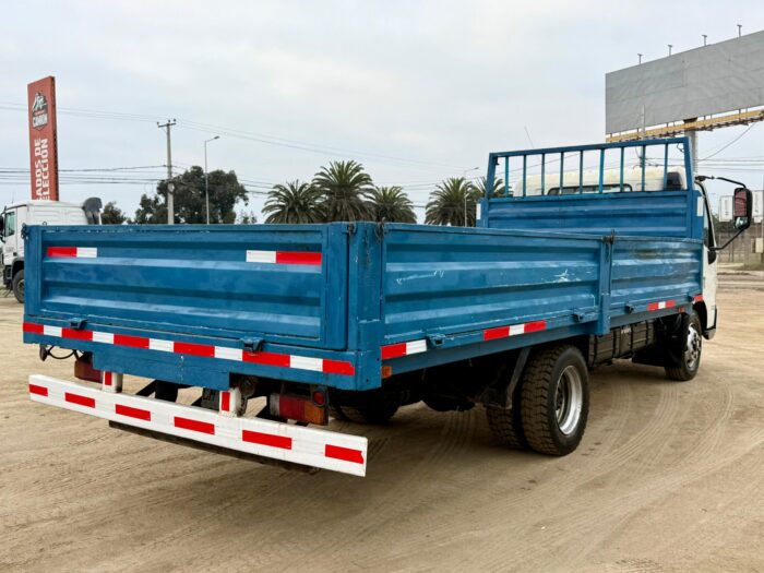 2019 Camión Hino XZU 7.5 con carrocería barandas 5.000 kgs - Imagen 6