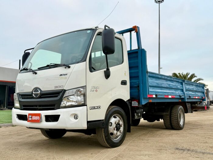 2019 Camión Hino XZU 7.5 con carrocería barandas 5.000 kgs - Imagen 4