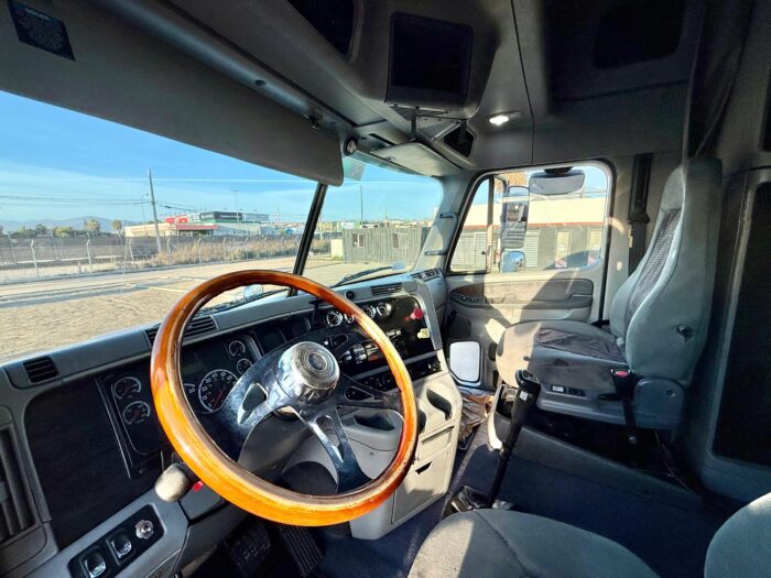 2011 Tractocamión Freightliner Columbia CL120 – Cabina Alta – Neumaticos Nuevos - Imagen 9