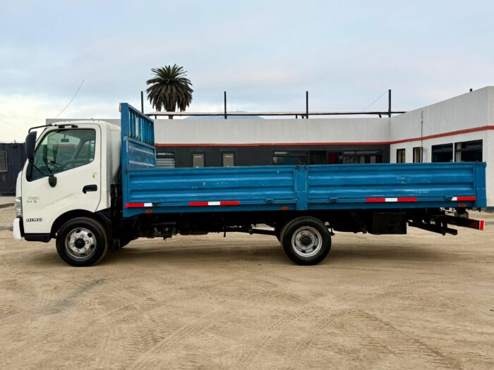 2019 Camión Hino XZU 7.5 con carrocería barandas 5.000 kgs - Imagen 5