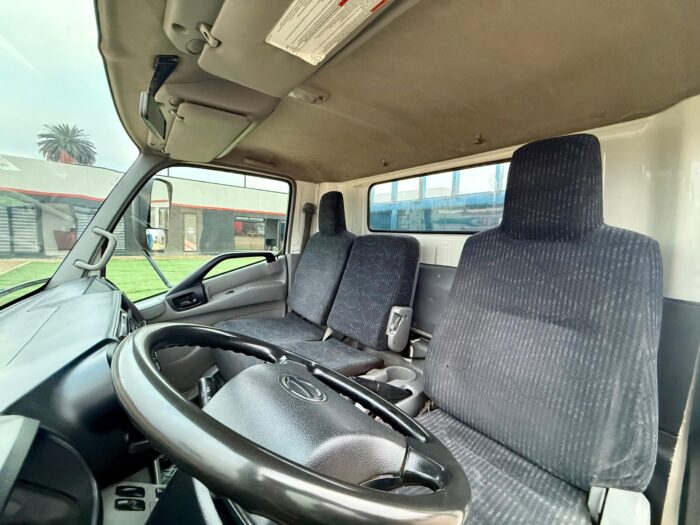 2019 Camión Hino XZU 7.5 con carrocería barandas 5.000 kgs - Imagen 14