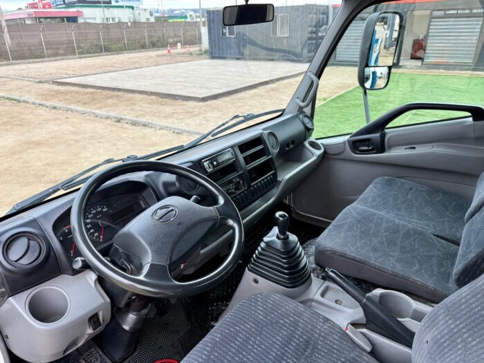2019 Camión Hino XZU 7.5 con carrocería barandas 5.000 kgs - Imagen 9