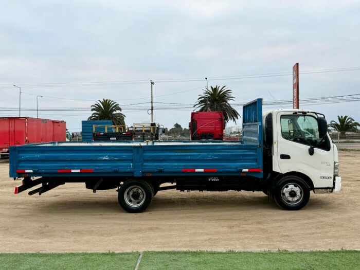 2019 Camión Hino XZU 7.5 con carrocería barandas 5.000 kgs - Imagen 7
