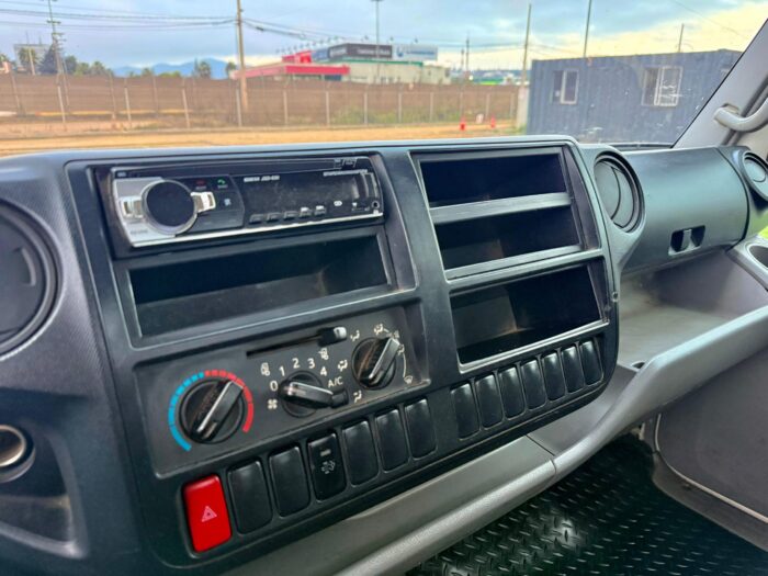 2019 Camión Hino XZU 7.5 con carrocería barandas 5.000 kgs - Imagen 15