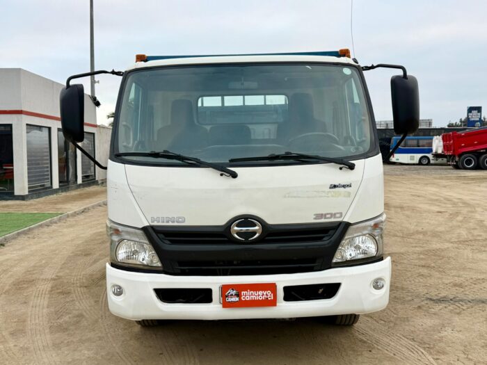 2019 Camión Hino XZU 7.5 con carrocería barandas 5.000 kgs - Imagen 2