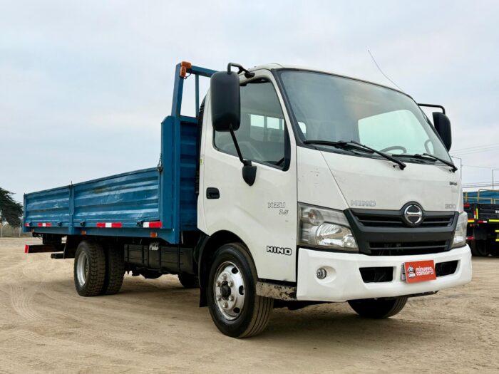 2019 Camión Hino XZU 7.5 con carrocería barandas 5.000 kgs - Imagen 8