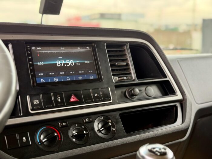 2022 Camión Hyundai Mighty EX6 DLX Doble Cabina – Carroceria Plana con Barandas - Imagen 9