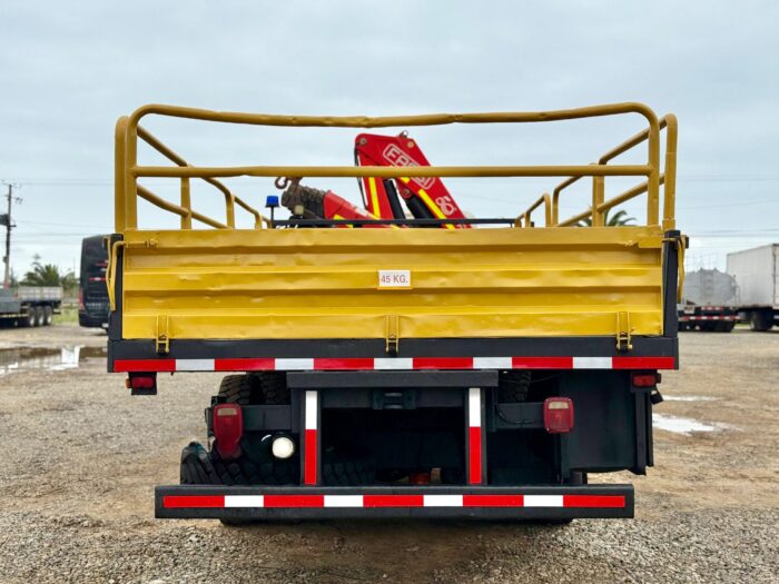 2015 Camión Pluma International 4400 con Pluma FASSI F235 para 4.000 kgs al lado con carrocería barandas. - Imagen 5
