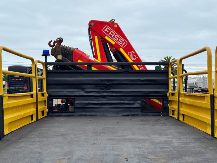 2015 Camión Pluma International 4400 con Pluma FASSI F235 para 4.000 kgs al lado con carrocería barandas. - Imagen 12