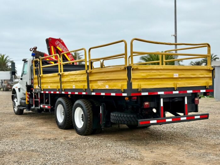 2015 Camión Pluma International 4400 con Pluma FASSI F235 para 4.000 kgs al lado con carrocería barandas. - Imagen 6