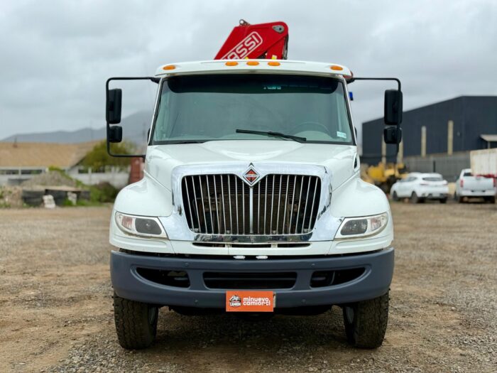 2015 Camión Pluma International 4400 con Pluma FASSI F235 para 4.000 kgs al lado con carrocería barandas. - Imagen 2