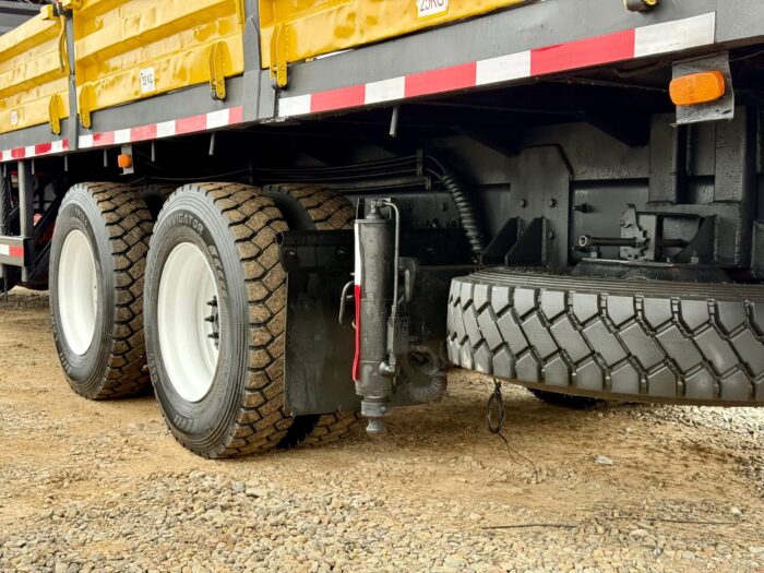 2015 Camión Pluma International 4400 con Pluma FASSI F235 para 4.000 kgs al lado con carrocería barandas. - Imagen 13
