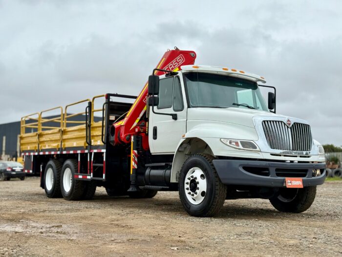 2015 Camión Pluma International 4400 con Pluma FASSI F235 para 4.000 kgs al lado con carrocería barandas. - Imagen 3