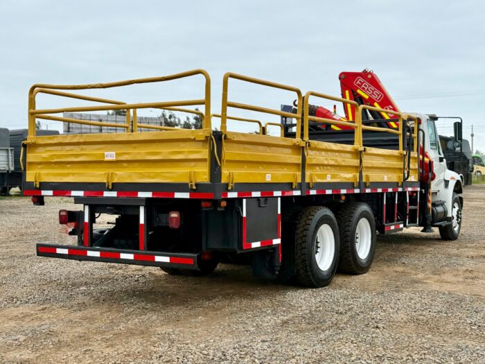2015 Camión Pluma International 4400 con Pluma FASSI F235 para 4.000 kgs al lado con carrocería barandas. - Imagen 7