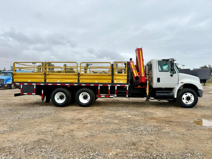 2015 Camión Pluma International 4400 con Pluma FASSI F235 para 4.000 kgs al lado con carrocería barandas. - Imagen 4