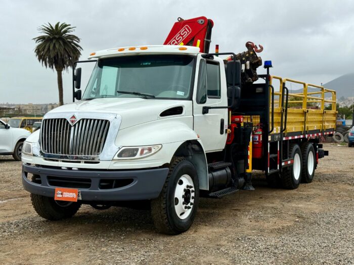 2015 Camión Pluma International 4400 con Pluma FASSI F235 para 4.000 kgs al lado con carrocería barandas. - Imagen 9