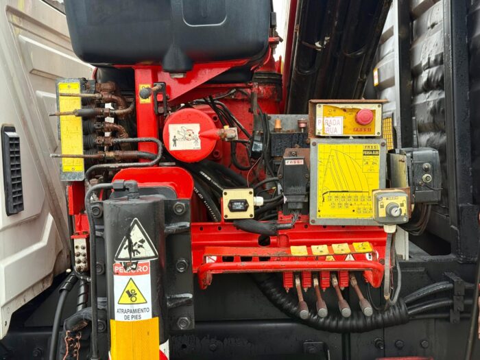 2015 Camión Pluma International 4400 con Pluma FASSI F235 para 4.000 kgs al lado con carrocería barandas. - Imagen 16
