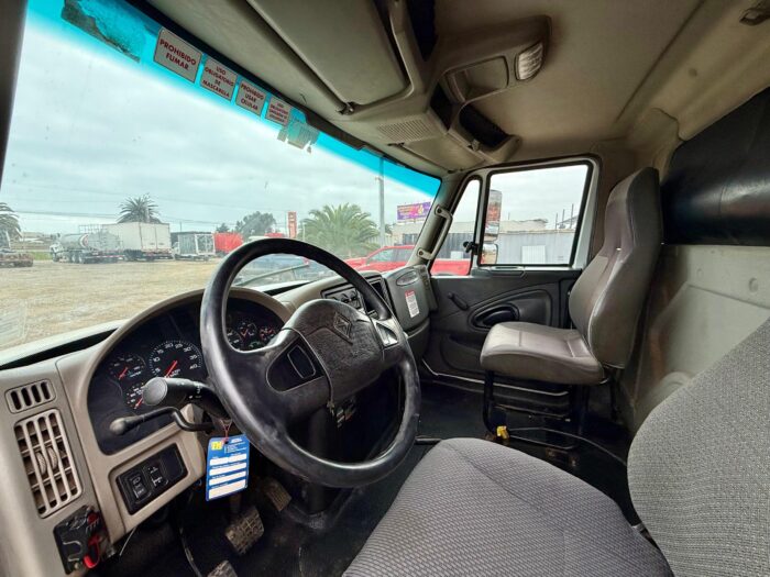 2015 Camión Pluma International 4400 con Pluma FASSI F235 para 4.000 kgs al lado con carrocería barandas. - Imagen 21
