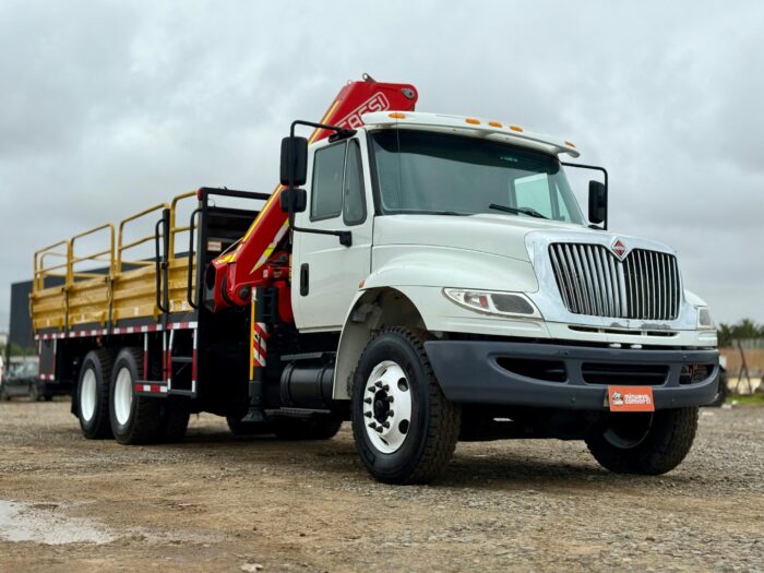 2015 Camión Pluma International 4400 con Pluma FASSI F235 para 4.000 kgs al lado con carrocería barandas. - Imagen 10