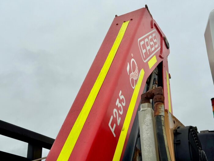 2015 Camión Pluma International 4400 con Pluma FASSI F235 para 4.000 kgs al lado con carrocería barandas. - Imagen 17