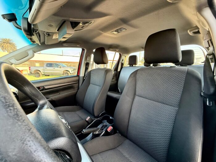 2023 Camioneta Toyota Hilux DX 4x4 Doble Cabina – Impecable estado - Imagen 11