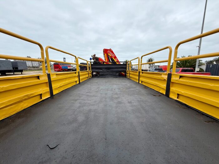 2015 Camión Pluma International 4400 con Pluma FASSI F235 para 4.000 kgs al lado con carrocería barandas. - Imagen 11