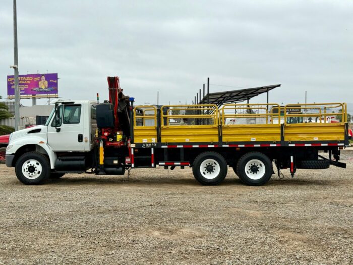 2015 Camión Pluma International 4400 con Pluma FASSI F235 para 4.000 kgs al lado con carrocería barandas. - Imagen 8