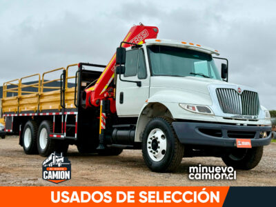 2015 Camión Pluma International 4400 con Pluma FASSI F235 para 4.000 kgs al lado con carrocería barandas.