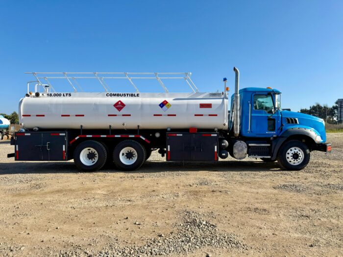 2018 Camión Mack GU813 Granite Estanque Combustible 18.000 lts - Imagen 3
