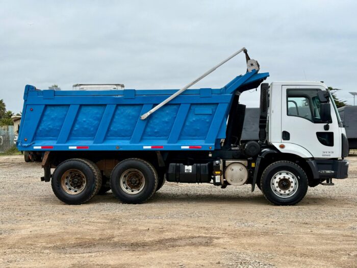 2014 Camión Ford Cargo 3133 Tolva de 12-14 m3 -280.000 kms - Imagen 2