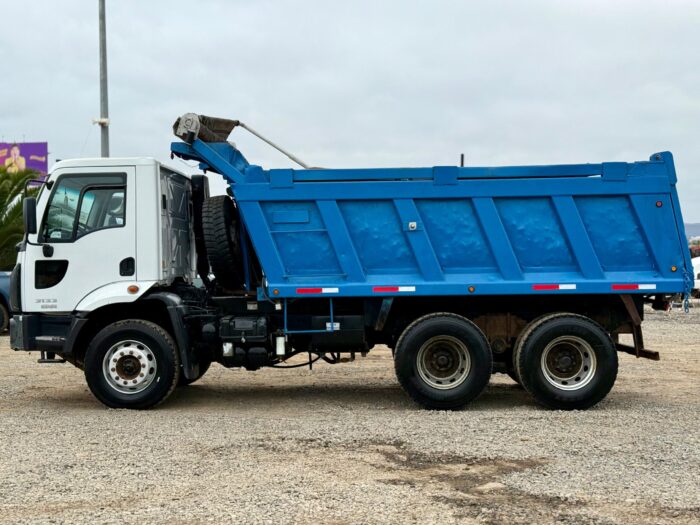 2014 Camión Ford Cargo 3133 Tolva de 12-14 m3 -280.000 kms - Imagen 7