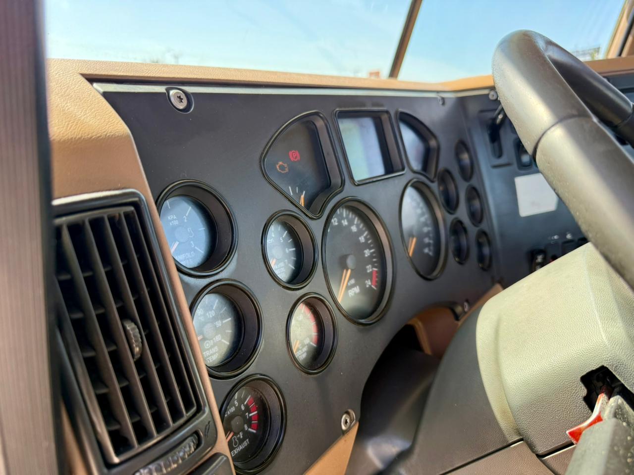 2014 Camión Mack GU813 Granite Chasis Cabinado - Imagen 8