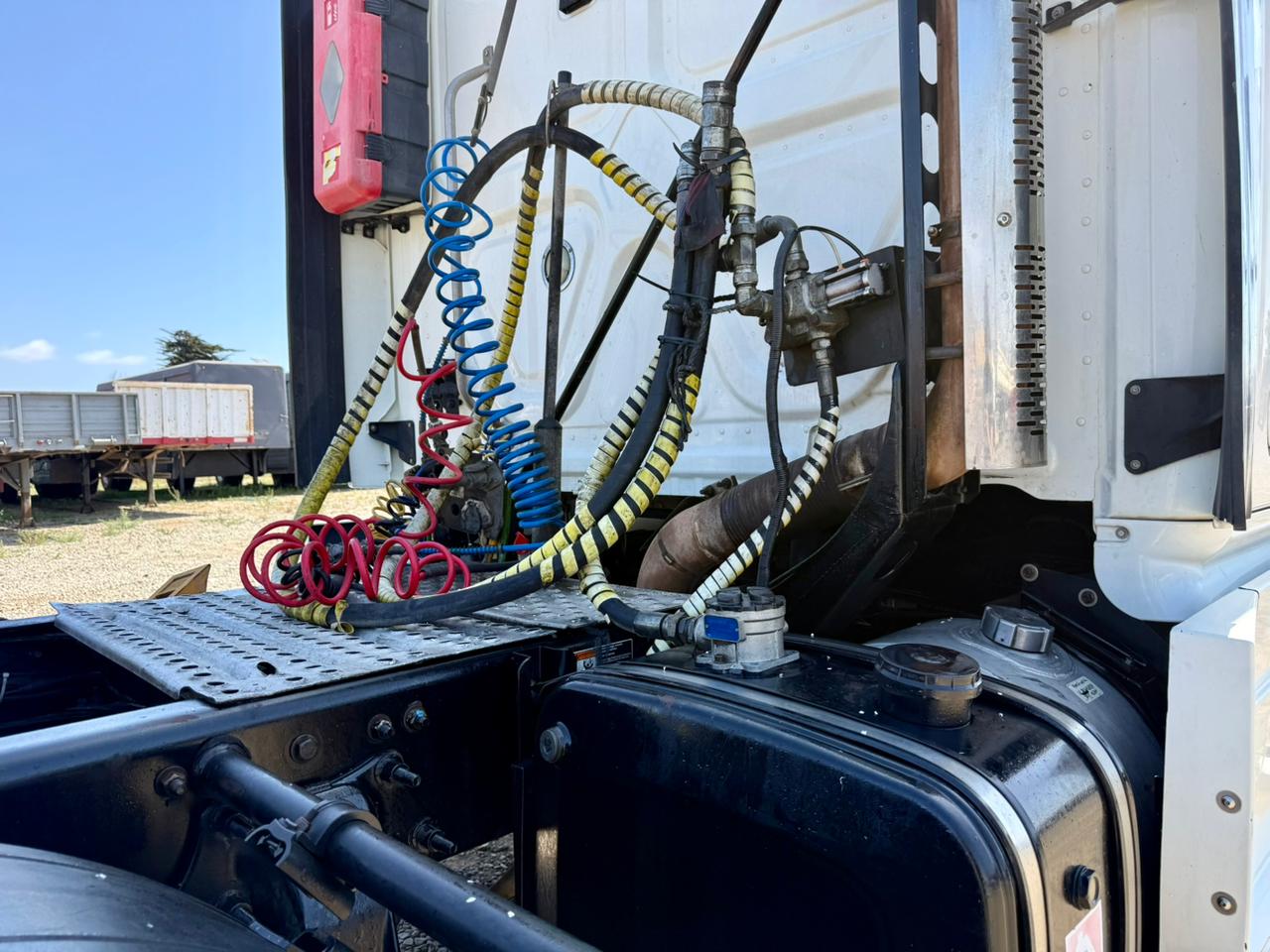 2016 Tractocamión Freightliner Cascadia Evolution 125SLP con Kit Hidráulico - Imagen 11