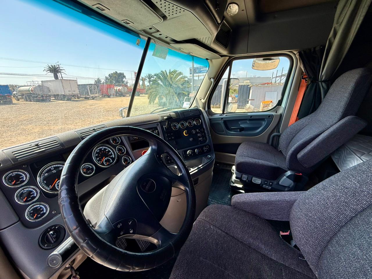 2016 Tractocamión Freightliner Cascadia Evolution 125SLP con Kit Hidráulico - Imagen 13