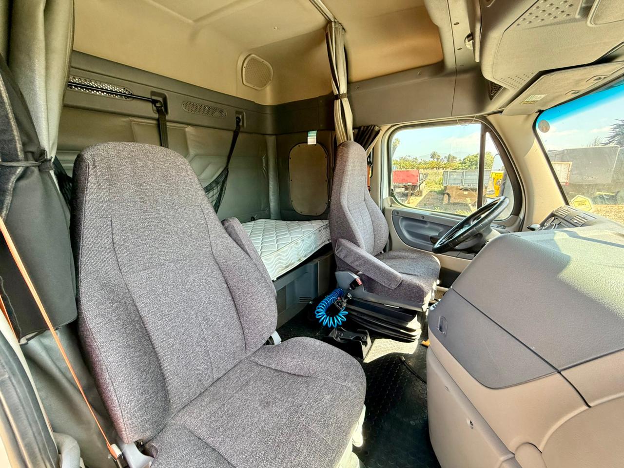 2016 Tractocamión Freightliner Cascadia Evolution 125SLP con Kit Hidráulico - Imagen 12