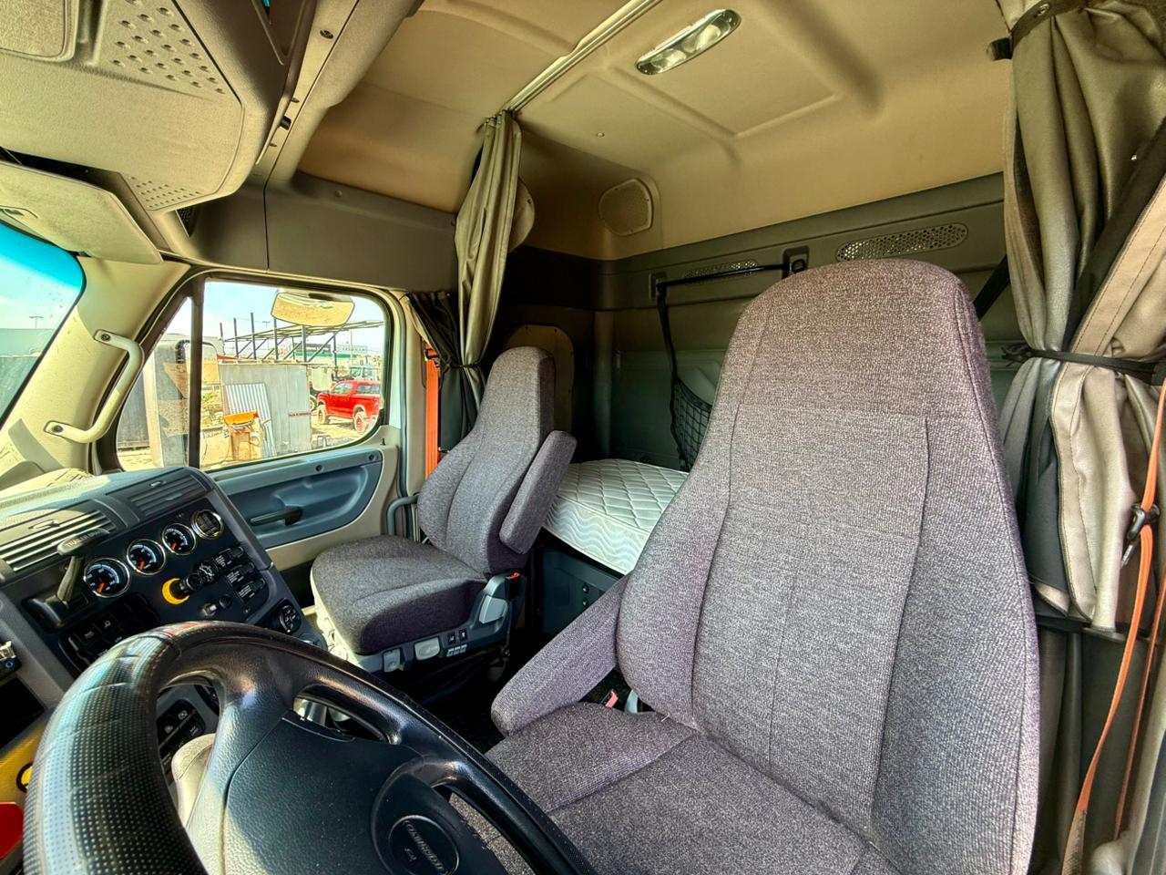 2016 Tractocamión Freightliner Cascadia Evolution 125SLP con Kit Hidráulico - Imagen 14