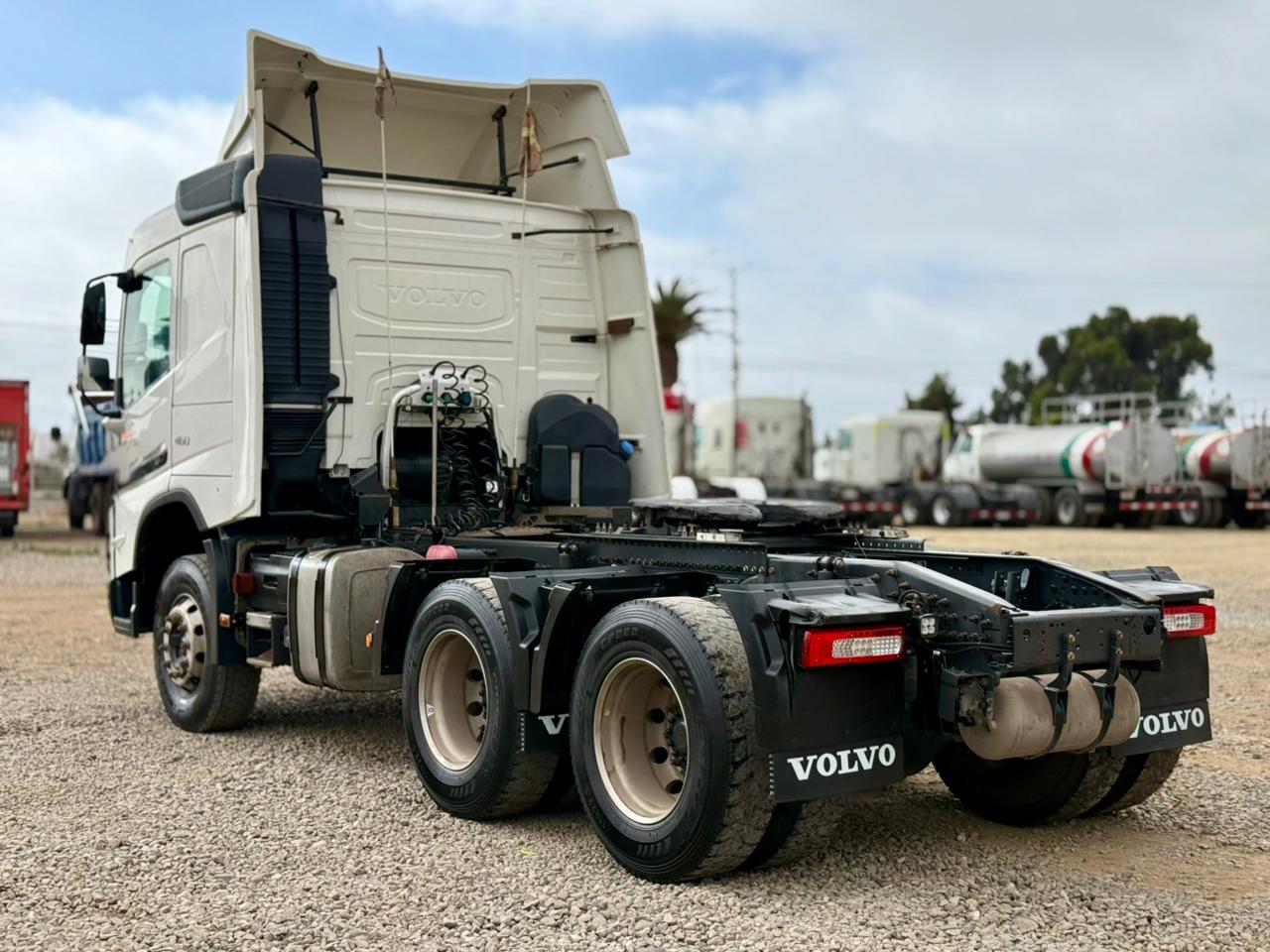 2022 Tractocamion Volvo FMX 460 - 6x4 Desconectable - SEMINUEVO - Imagen 8