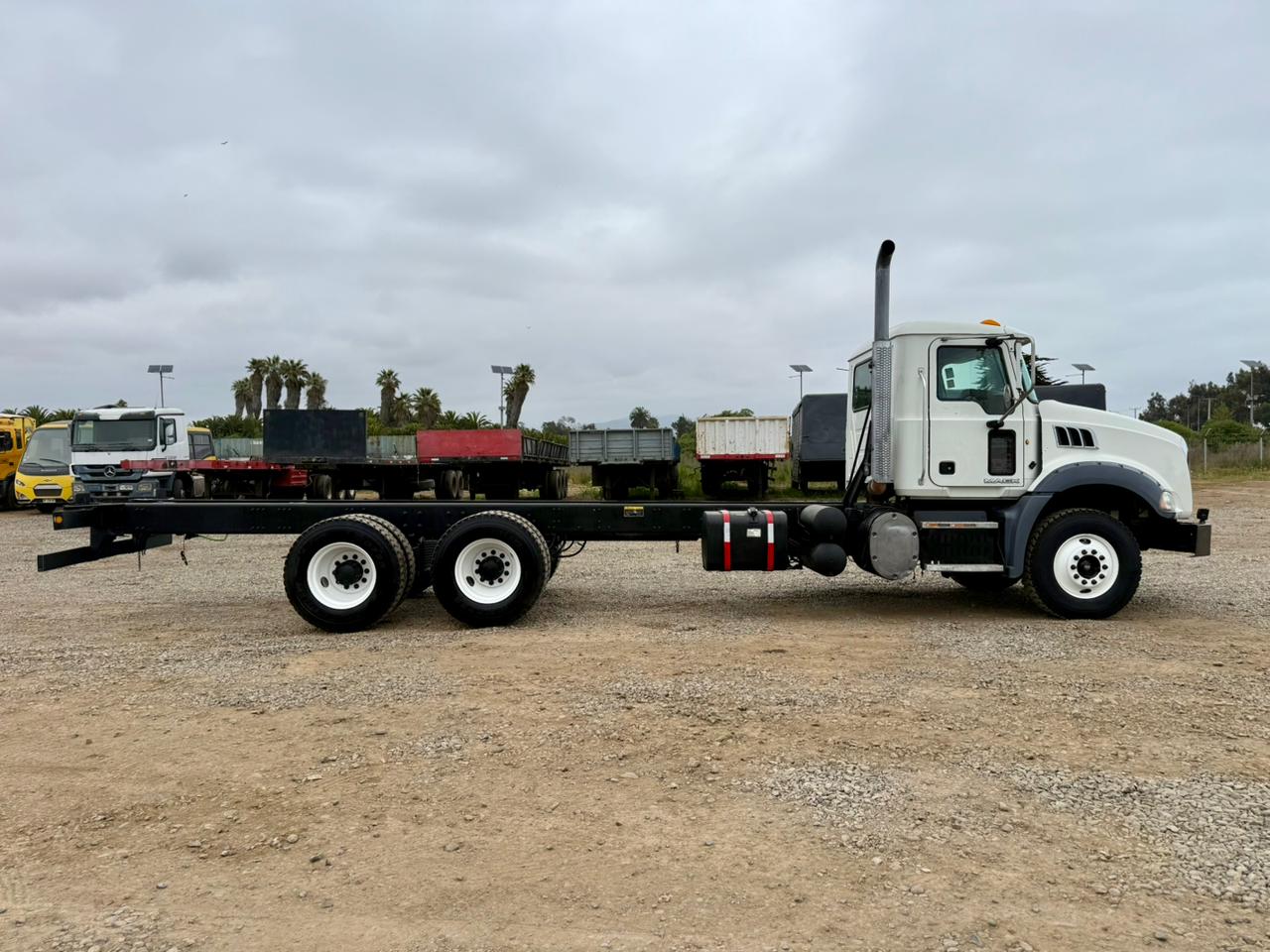 2014 Camión Mack GU813 Granite Chasis Cabinado - Imagen 11