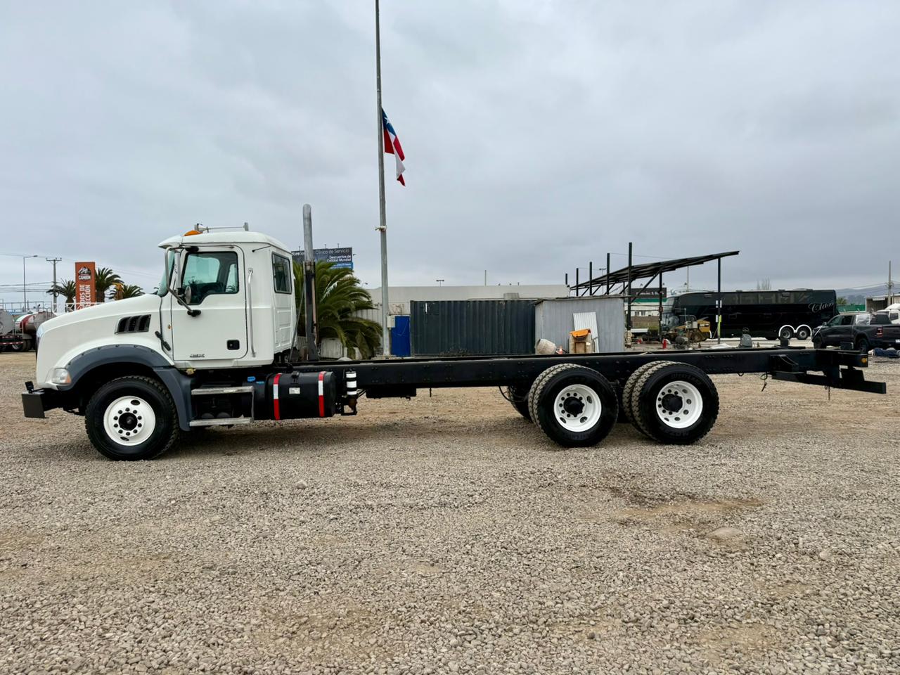 2014 Camión Mack GU813 Granite Chasis Cabinado - Imagen 15